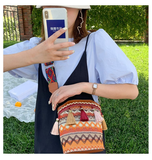 Occasion :Outdoor,Travel,Causal Size:21.5*15*3cm Package:1 pc of Bohemian Shoulder Bag Color:Wine Red ,Yellow,Blue Product Name: Bohemian Shoulder Bag Gender:Women Pattern:Geometric Material: Cloth