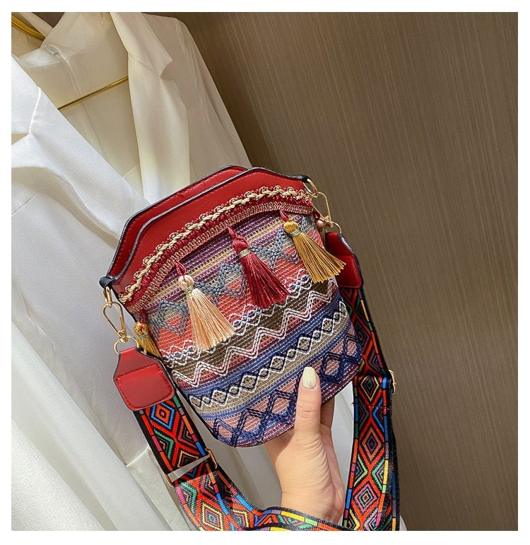 Occasion :Outdoor,Travel,Causal Size:21.5*15*3cm Package:1 pc of Bohemian Shoulder Bag Color:Wine Red ,Yellow,Blue Product Name: Bohemian Shoulder Bag Gender:Women Pattern:Geometric Material: Cloth